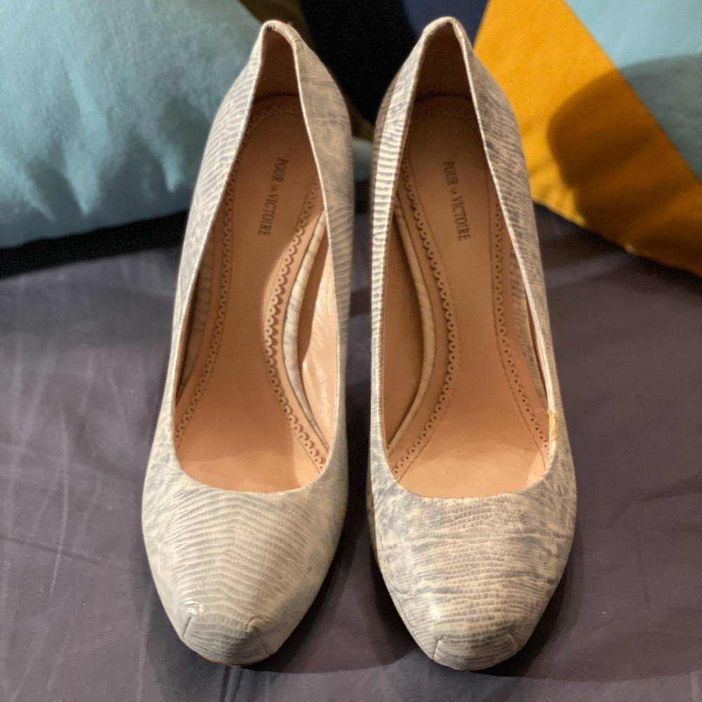Pour La Victoire Heels / Pumps / Platforms Size 9 in Light Blue Leather Snake